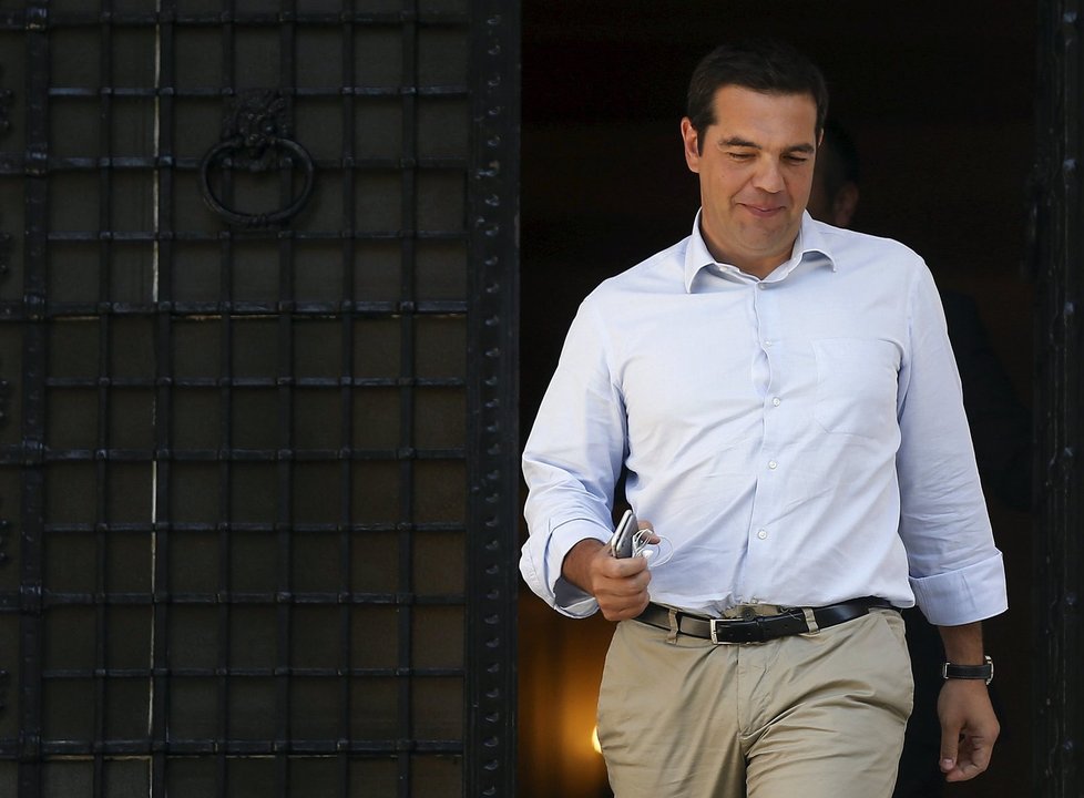 Tady už Alexis Tsipras věděl, že rezignuje. Úsměv ho neopouštěl.