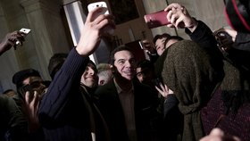 Řecký premiér Alexis Tsipras s uprchlíky