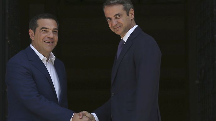 Nový premiér Řecka Kyriakos Mitsotakis (vpravo) a expremiér Alexis Tsipras (vlevo)