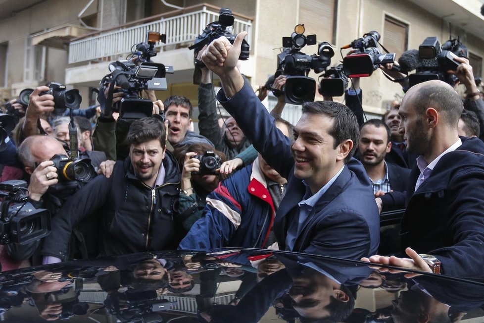 Šéf krajně levicové strany SYRIZA  Alexis Tsipras opouští volební místnost