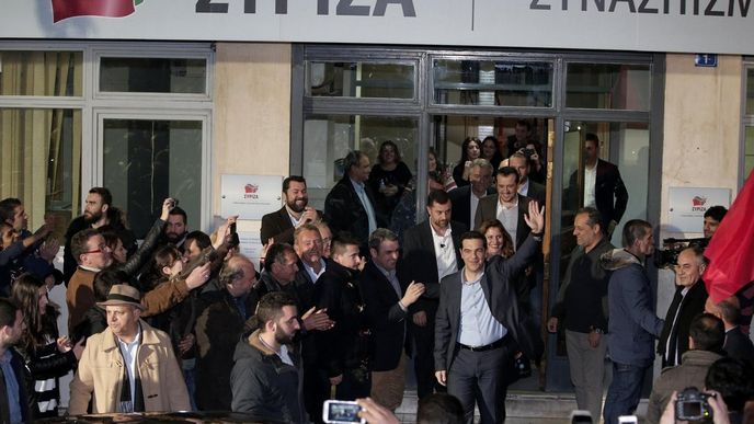 Alexis Tsipras vychází jako vítěz voleb před sídlo strany Syriza (foto z ledna 2015). Nyní se strana hádá.