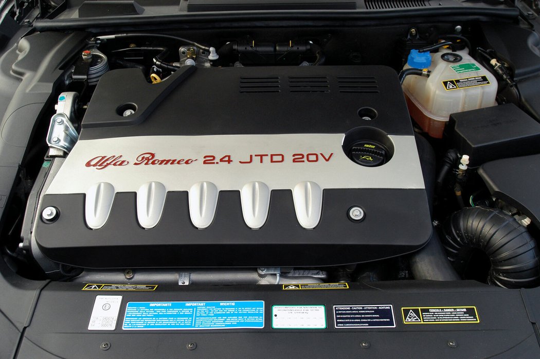 Všichni dnes chceme slavný benzinový V6 Busso. Bohužel nejvíc se vyrobilo pětiválcových dieselů, na snímku jejich poslední provedení 2.4 JTD 20V z let 2003 až 2007.