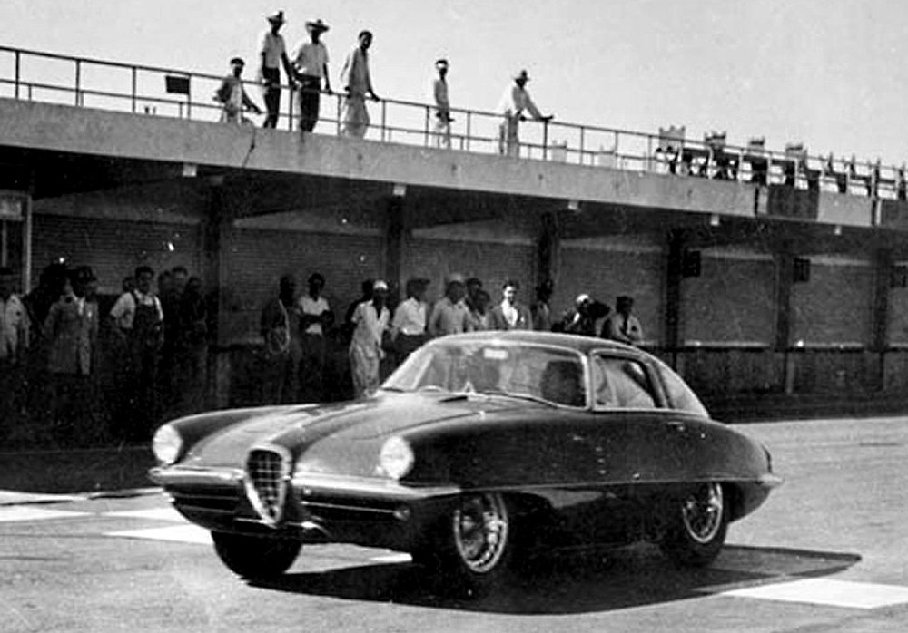 Perón nový vůz poprvé osobně představil na autodromu v Buenos Aires, kde s vozem absolvoval před závodem tři okruhy.