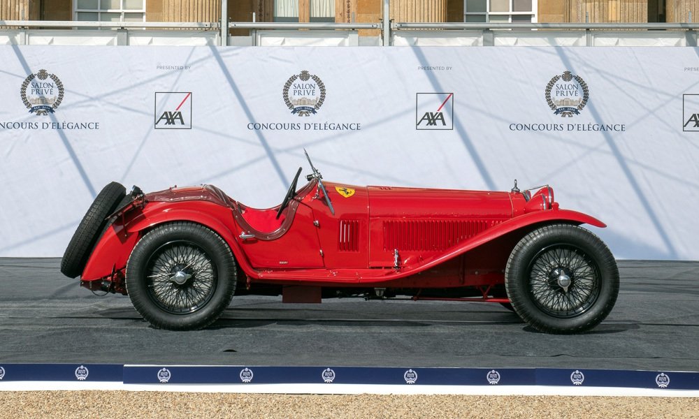 8C 2300 Spider Monza s karoserií Zagato z roku 1931. Znak Ferrari před předním oknem odkazuje na závodní stál Scuderia Ferrari.