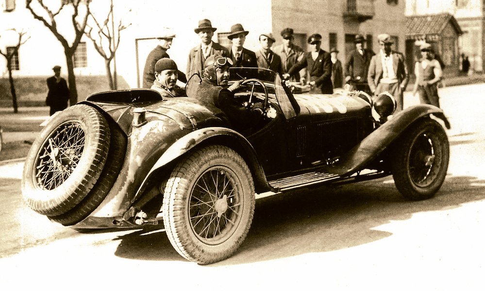 Název Mille Miglia dostal vůz po úspěchu na 1000 mil v roce 1932. Vyhráli Borzacchini a Bignami na spideru 8C 2300 Touring.