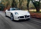Jak si užít zbytky léta? V Británii je na prodej krásná a téměř nová Alfa Romeo 8C Spider
