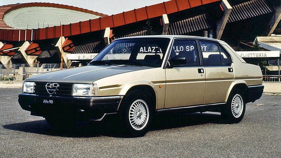 Alfa Romeo 90 (1984-1987): Sedan se vyráběl pouhé tři roky