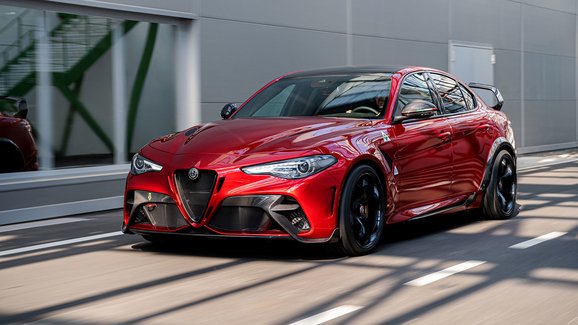 Alfa Romeo představuje Giulii GTA. I bez zadních sedaček