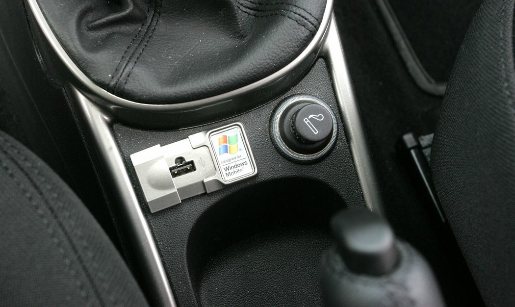 Pokud ve voze uvidíte tuto věc, máte jistotu, že bezdrátové handsfree či audiostreaming z mobilního zařízení budou zlobit. Od roku 2014 výrobce nešťastné Blue&Me nahrazoval novým systémem U-Connect.
