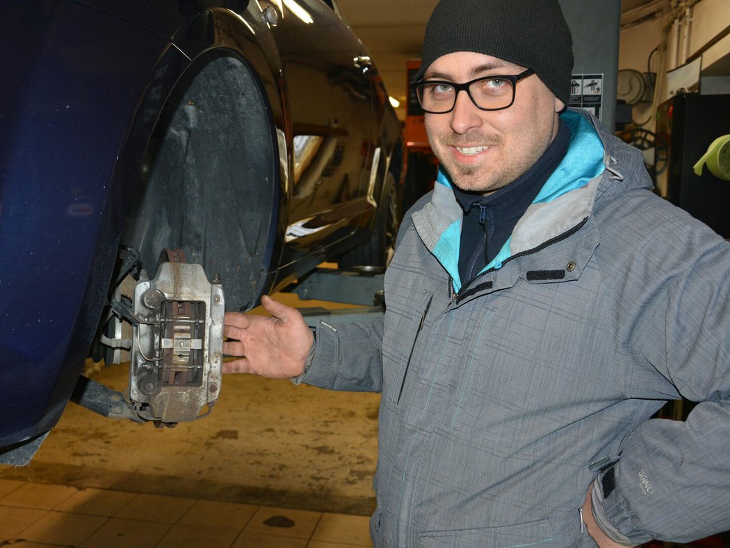Jan Trněný, nezávislý specialista na vozy koncernu Fiat, ukazuje na čtyřpístkové brzdy coby jednu z největších výhod silnějších variant. Upozorňuje však, že kdo jim nevěnuje údržbu, může mít problém vytáhnout zajišťovací kolíky desek.