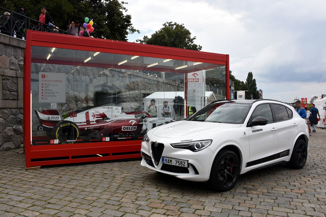 Alfa Romeo Stelvio a Alfa Romeo Sauber C-37 Ferrari