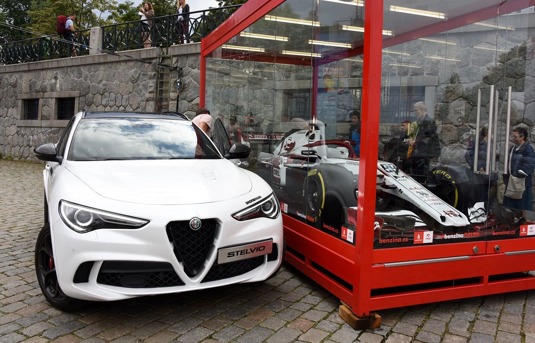 Alfa Romeo Stelvio a Alfa Romeo Sauber C-37 Ferrari