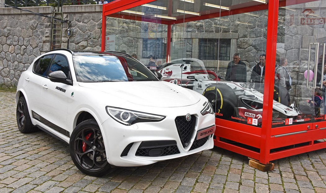 Alfa Romeo Stelvio a Alfa Romeo Sauber C-37 Ferrari