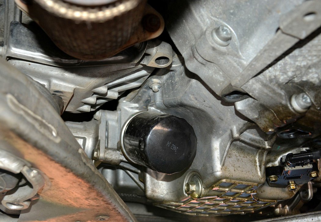 Olejový filtr u motoru 2.0 Turbo je jednou z mála servisně dobře přístupných věcí. U dieselu si naopak myslíte, že si z vás konstruktér dělá srandu.