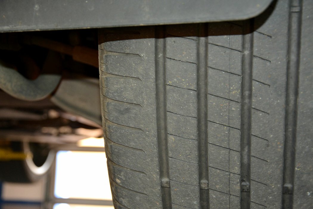 Zevnitř sjeté pneumatiky neznamenají špatnou geometrii, ale přílišné využívání plného rejdu