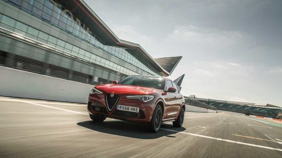 Alfa Romeo Stelvio Quadrifoglio má tři rekordy za tři dny. Sbíralo je po okruzích v Anglii