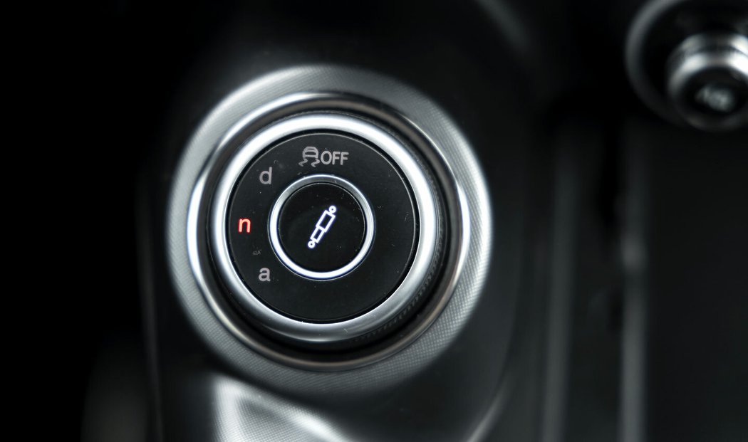 Přepínač pro volbu jednoho z tří jízdních režimů má alfa na středovém panelu.
