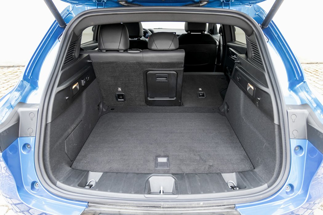 Základním objemem 500 litrů patří kufr tonale do průměru kompaktních SUV a crossoverů. Líbí se nám pravidelné a dobře využitelné tvary i kvalitní čalounění.