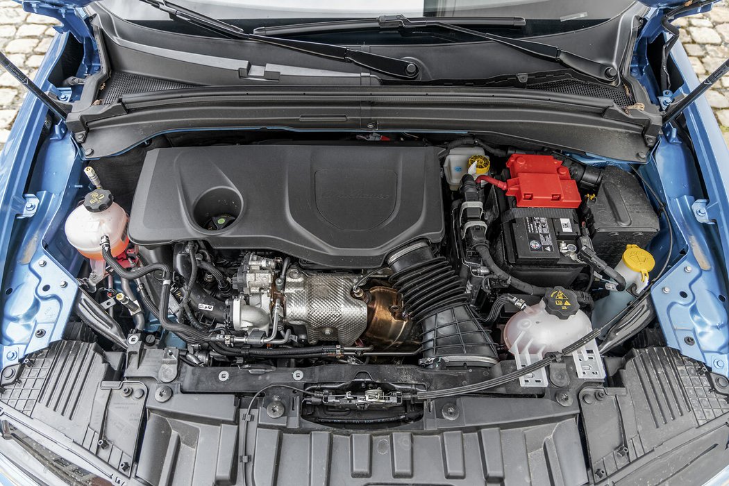Základem 48V mild-hybridního pohonu Alfy Romeo je přeplňovaná zážehová patnáctistovka s výkonem 118 kW. Pomáhá jí malý elektromotor disponující 15 kW uložený v těle sedmistupňové dvouspojkové převodovky.