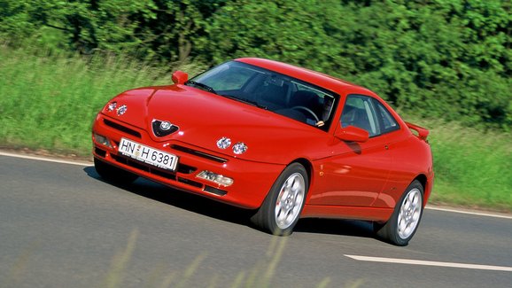 Alfa Romeo GTV (916): Krásné kupé, které nenaplnilo očekávání