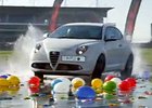 Rekordní Alfa Romeo MiTo QV v roli ničitelky balónků (video)