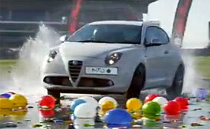 Rekordní Alfa Romeo MiTo QV v roli ničitelky balónků (video)