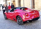 Video: Sériová Alfa Romeo 4C Spider se střechou i bez ní