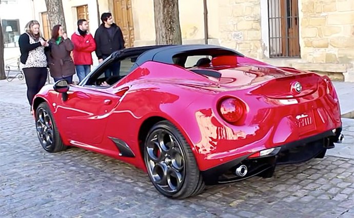 Video: Sériová Alfa Romeo 4C Spider se střechou i bez ní