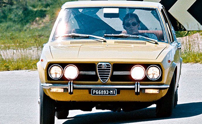 Čtyřdveřové divošky: Kompaktní sedany Alfa Romeo 1950-2012