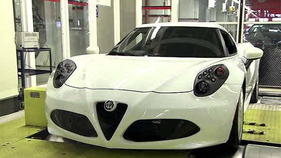 Jak se vyrábí karbonová Alfa Romeo 4C (video)