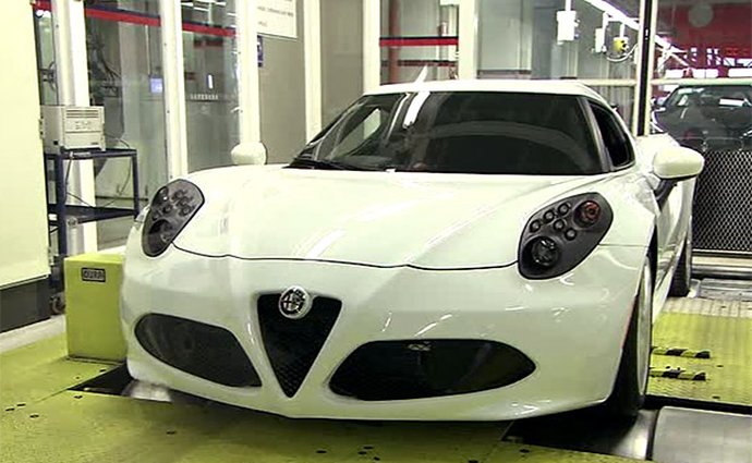 Jak se vyrábí karbonová Alfa Romeo 4C (video)