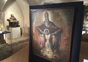 Obraz Trůn milosti znázorňující Nejsvětější trojici namaloval Mucha ve svých 20 letech v roce 1880 pro ivančickou farnost.