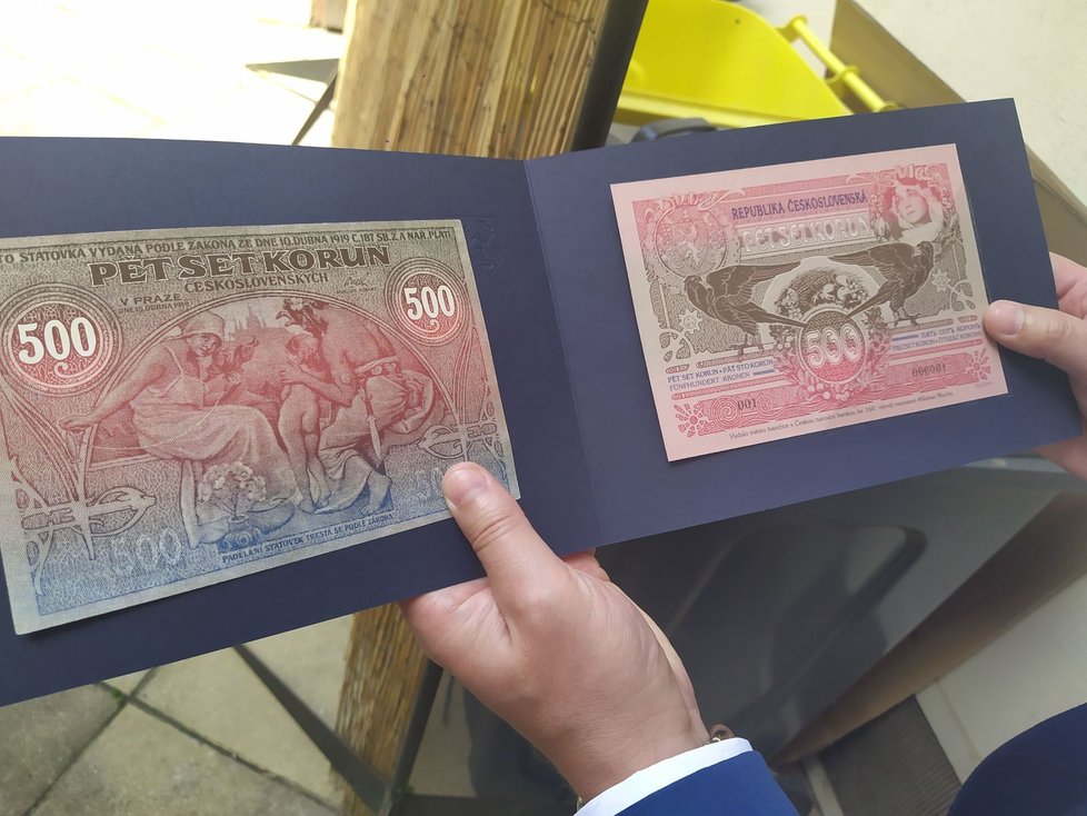 Vlevo falzifikát Muchovy pětistovky z roku 1920, vpravo současný dotisk státovky pro sběratele.