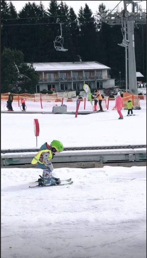 Dvouletý Alfréd je frajer, lyžování mu jde