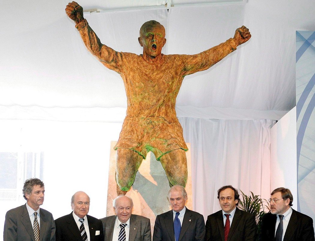 *1926, Afredo Di Stéfano: Argentinsko-španělský fotbalista, který většinu své slávy prožil v Realu Madrid. I jeho Pelé zařadil v roce 2004 mezi 125 nejlepších žijících fotbalistů. Po dvojnásobném držiteli Zlatého míče je pojmenován tréninkový stadion v Madridu, kde má i svou sochu