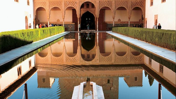 Alhambra jako symbol ráje, který hledají všechny postavy knihy