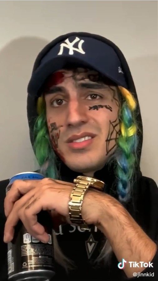 Dále napodoboval rappera 6ix9ine.