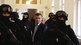 Přísná bezpečnostní opatření během převozu Alího Fajáda k pražskému soudu.