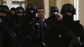 Přísná bezpečnostní opatření během převozu Alího Fajáda k pražskému soudu