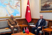 Náčelník libyjské armády se zřítil s letadlem. Nouzové přistání v Turecku nezvládli