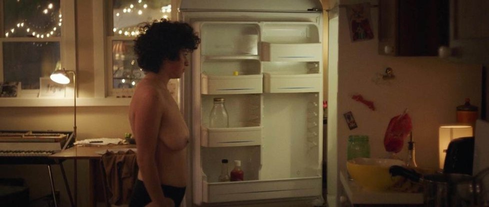 Nahá Alia Shawkat ve filmu Duck Butter