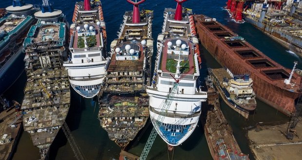 V tureckém přístavu Aliaga rozebírají na součástky luxusní výletní lodě, na jejichž majitele dopadla koronakrize.