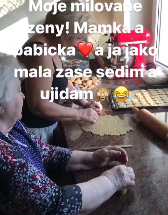 Monika Absolonová s maminkou a babičkou peče cukroví.