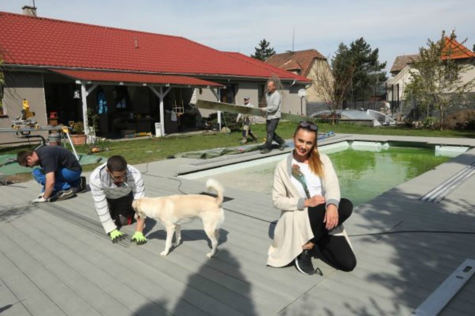 Alice Bendová má na zahradě bazén, který na letošní sezonu dává dohromady.