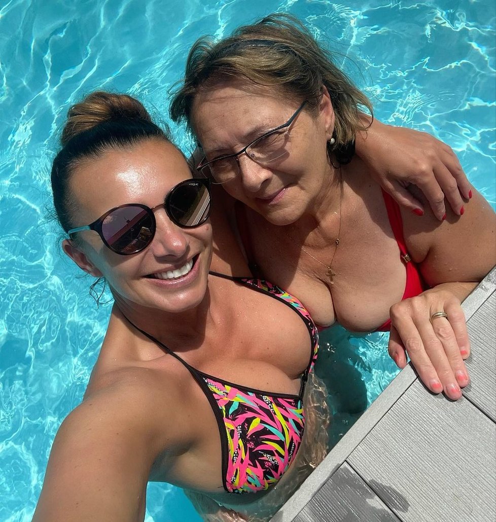 Alice Bendová s maminkou v bazénu