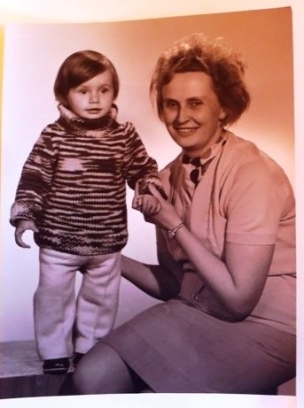 Roční Alice s babičkou
