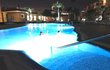 Apartmán Alice Bendové na Kanárských ostrovech: Osvícený bazén