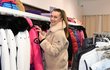 Alice Bendová si v obchodu Sportalm v centru Prahy vybírala nové oblečení na hory