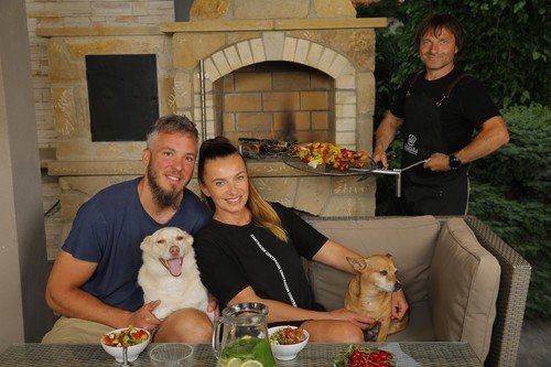 Alice Bendová s partnerem Michalem Topolem a kameníkem Tomášem Hrdinou ve své letní kuchyni