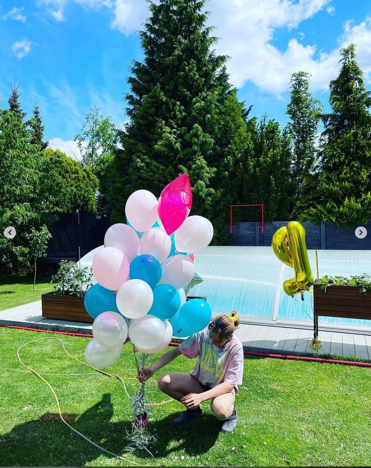 Všude po zahradě byly rozmístěny trsy balonků.